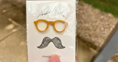 メガネブローチ